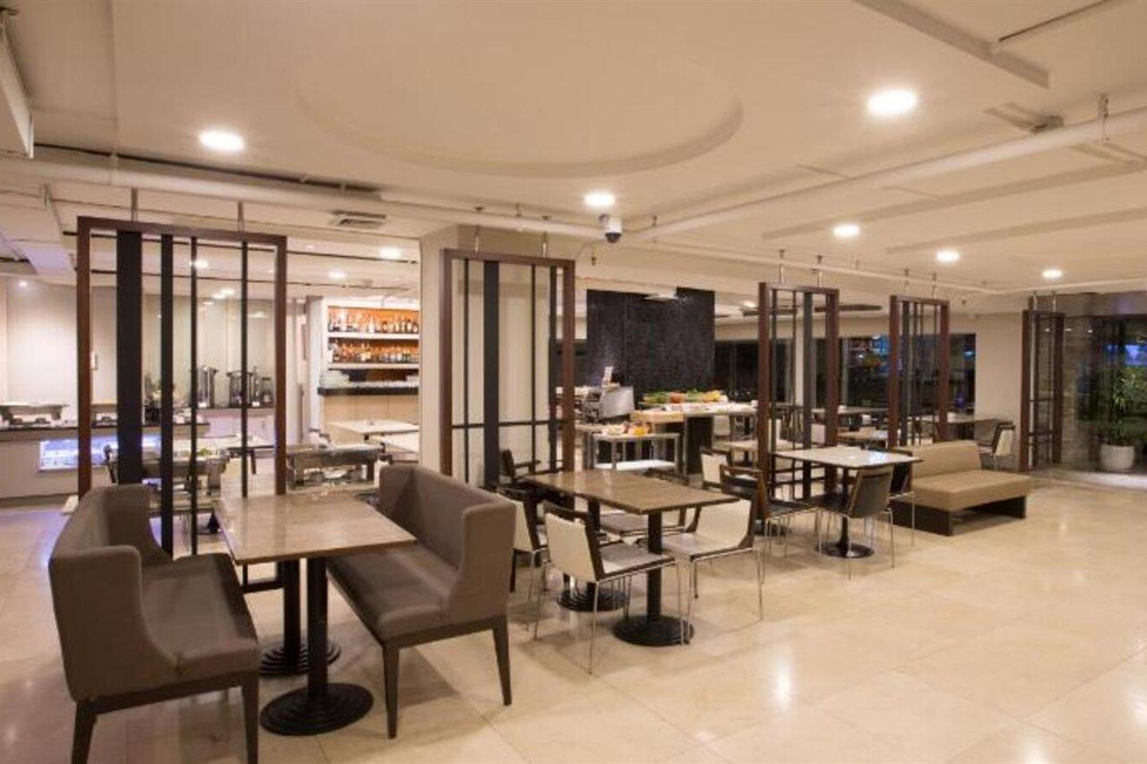 Seasons Siam Hotel Банкок Екстериор снимка