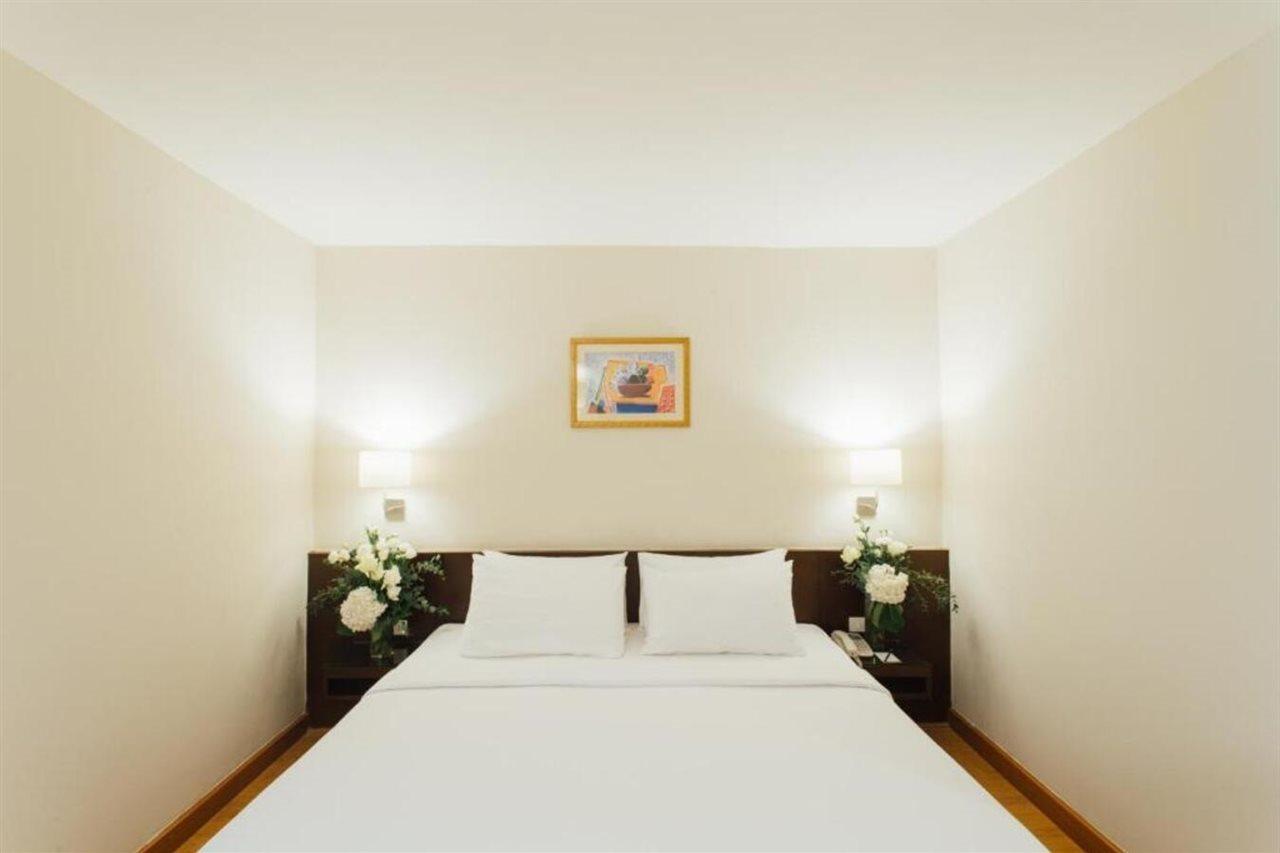 Seasons Siam Hotel Банкок Екстериор снимка