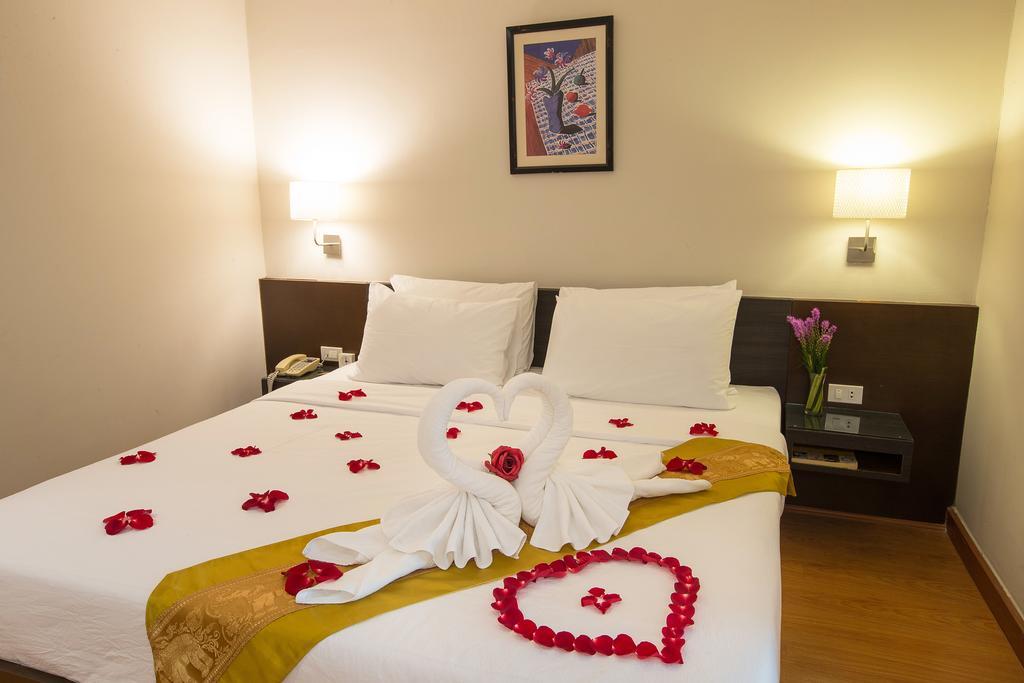 Seasons Siam Hotel Банкок Екстериор снимка