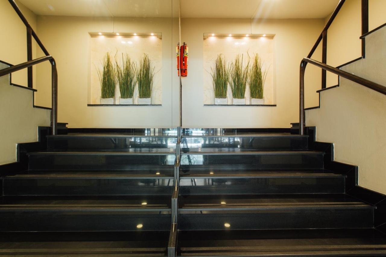 Seasons Siam Hotel Банкок Екстериор снимка