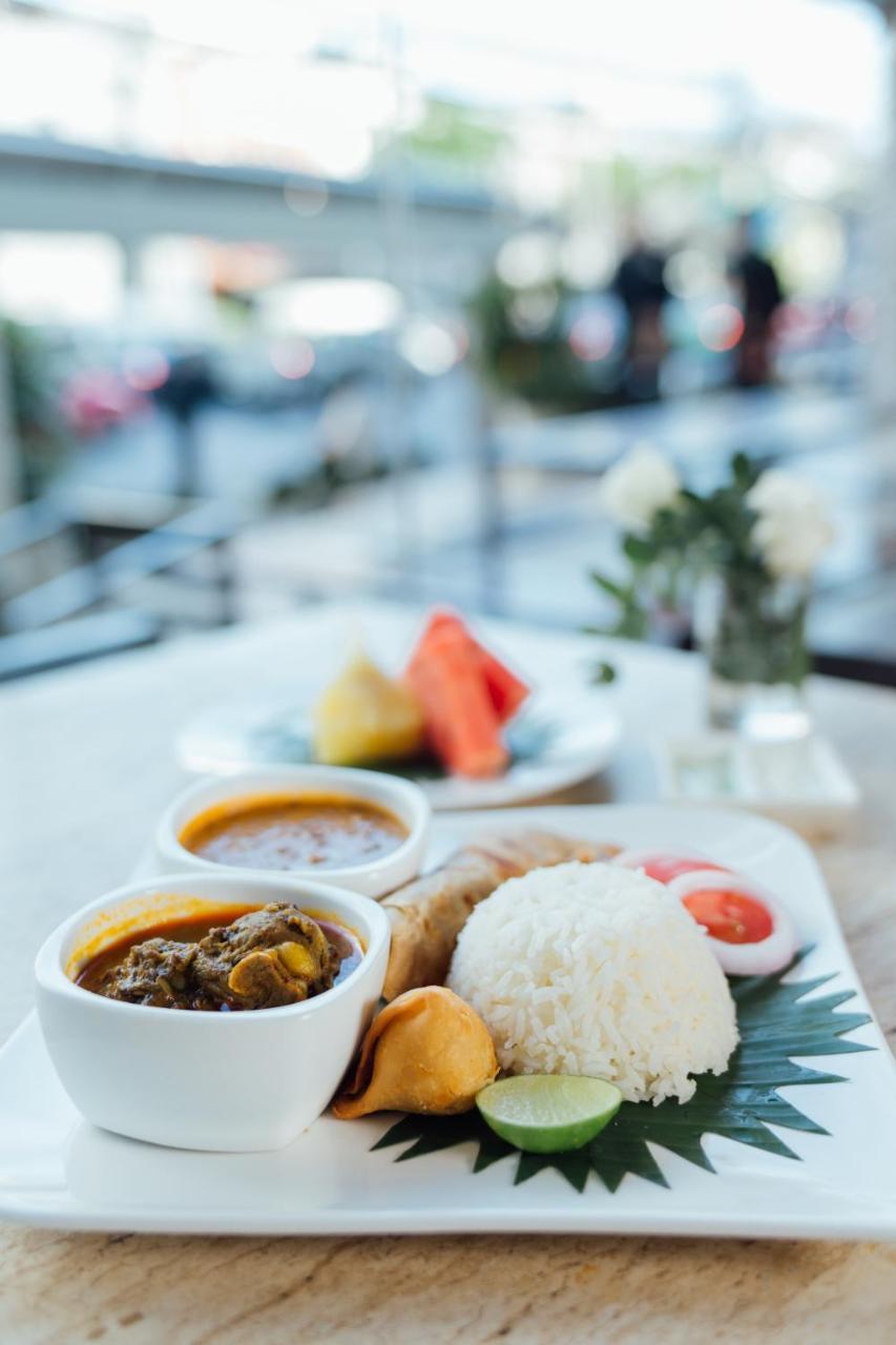 Seasons Siam Hotel Банкок Екстериор снимка