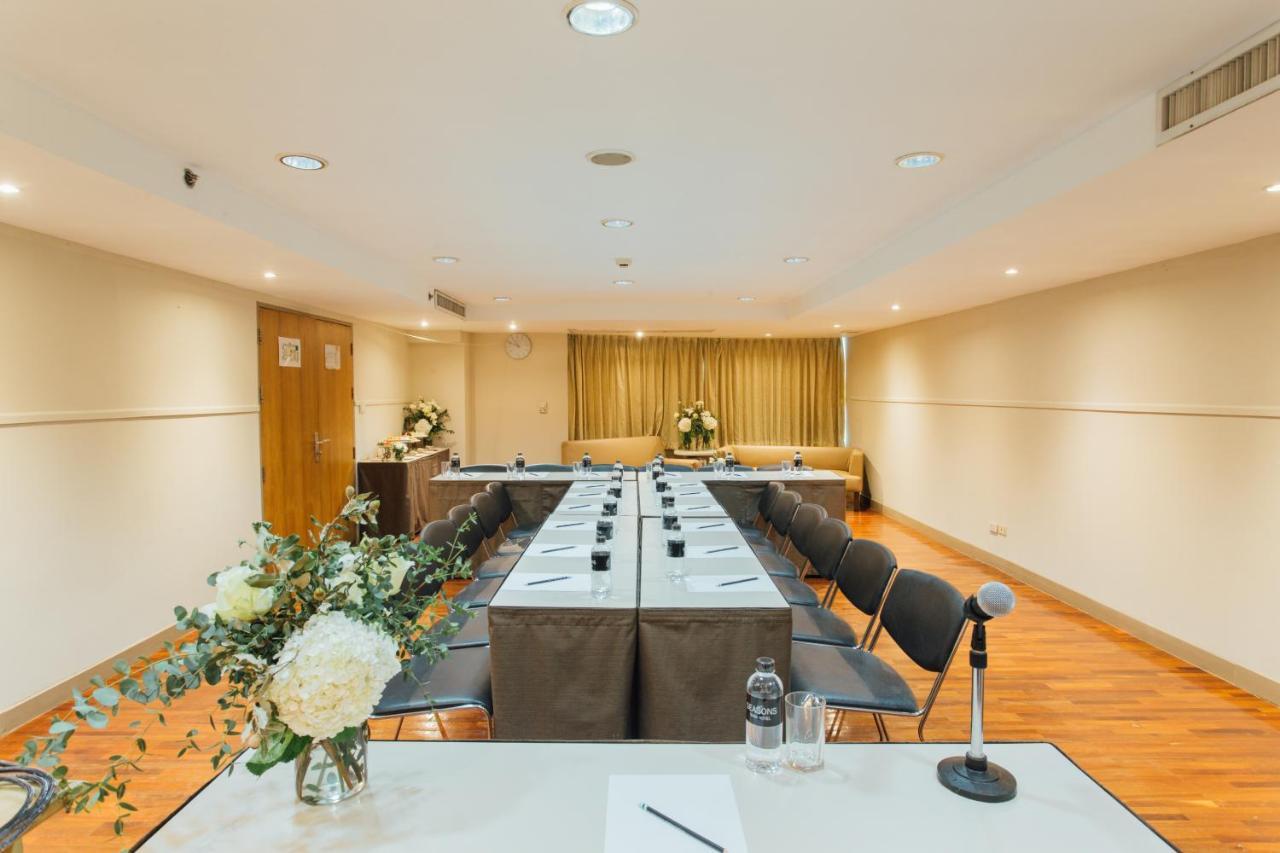 Seasons Siam Hotel Банкок Екстериор снимка